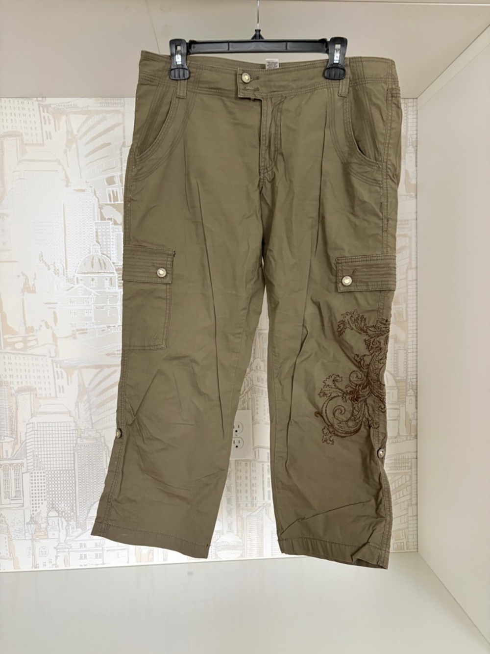 Cache Olive Green Cropped Cargo Pants with Embroidered Detail